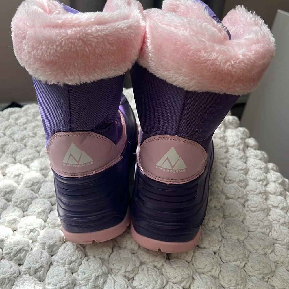 Girls winter snow boots .Purple and Pink girls size 3 made by Nova Mountain